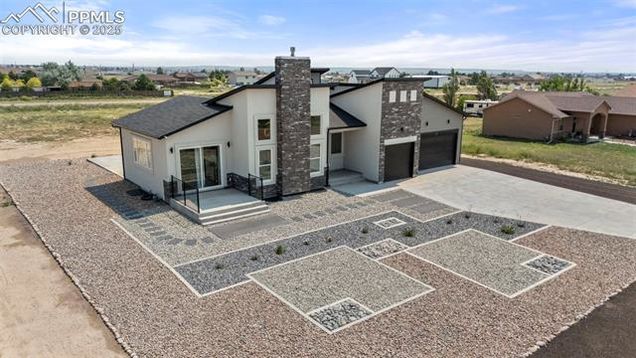 587 E Paradise Drive