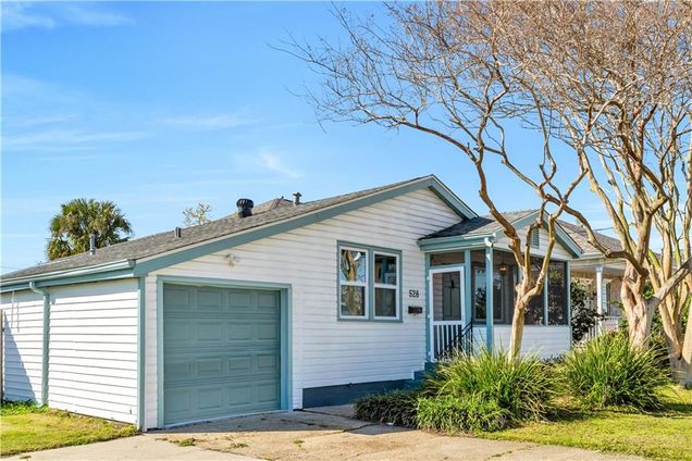 528 Oaklawn Drive Metairie, LA House Active - Photo 1 of 21. Opens carousel modal