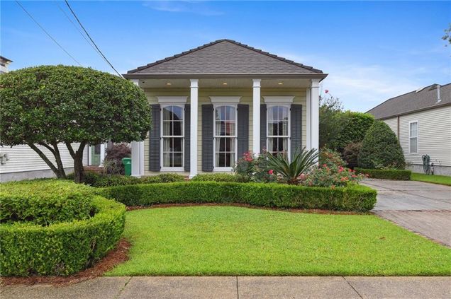 1105 Jefferson Street Gretna, LA House Active - Photo 1 of 16. Opens carousel modal