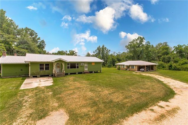 1970 Avenue L Avenue Bogalusa, LA House Active - Photo 1 of 34. Opens carousel modal
