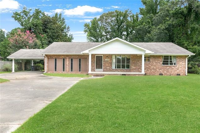 9535 Hyacinth Avenue Baton Rouge, LA House Active - Photo 1 of 16. Opens carousel modal