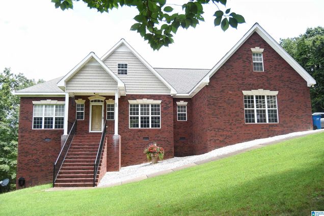 40 SE LAUREL CIRCLE