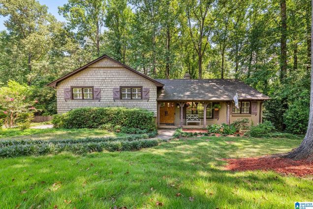 3611 KNIGHTSBRIDGE ROAD MOUNTAIN BROOK, AL House Active - Photo 1 of 46. Opens carousel modal
