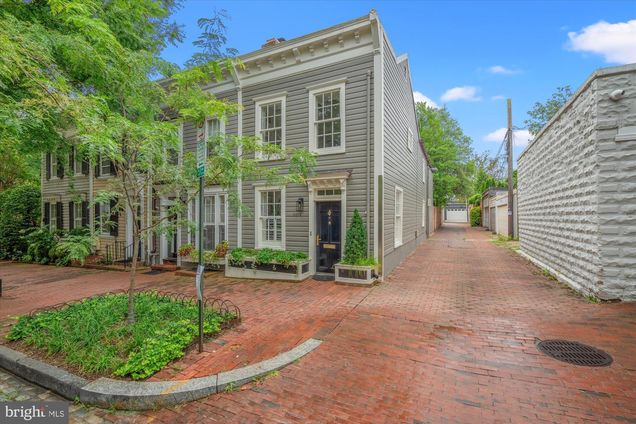 3274 P St. NW