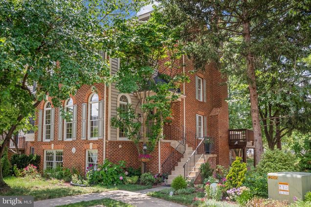 121 Long Acre Court