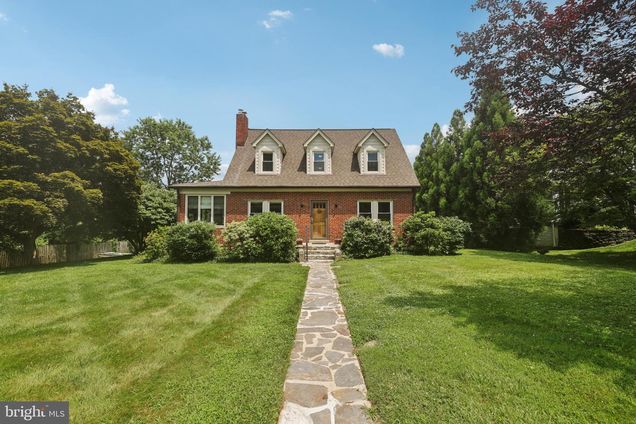 4019 Hunt Avenue ELLICOTT CITY, MD House Active - Photo 1 of 50. Opens carousel modal