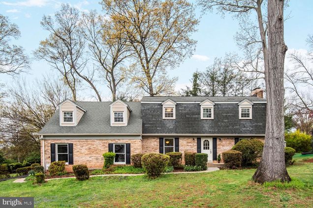 2 Rolling Knoll Court