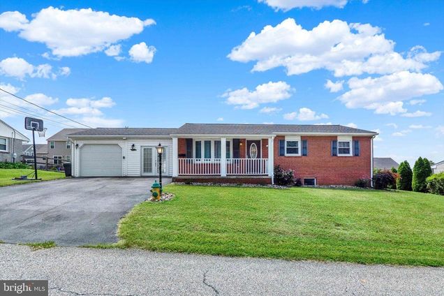 204 Young Avenue BOONSBORO, MD House Active - Photo 1 of 31. Opens carousel modal