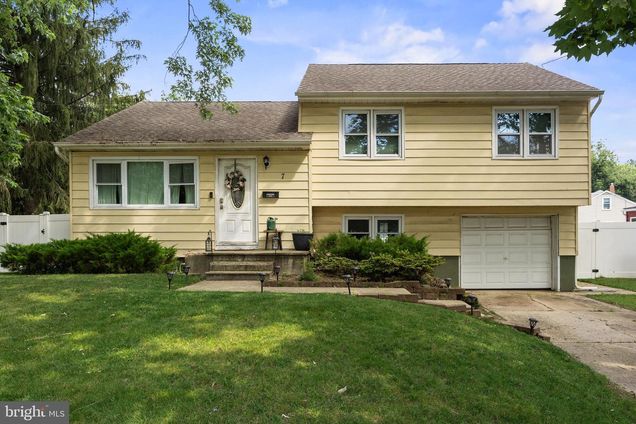 7 Tinker Drive MOUNT HOLLY, NJ House Active - Photo 1 of 25. Opens carousel modal