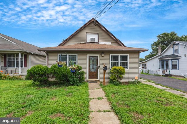 808 Velde Avenue PENNSAUKEN, NJ House Active - Photo 1 of 36. Opens carousel modal
