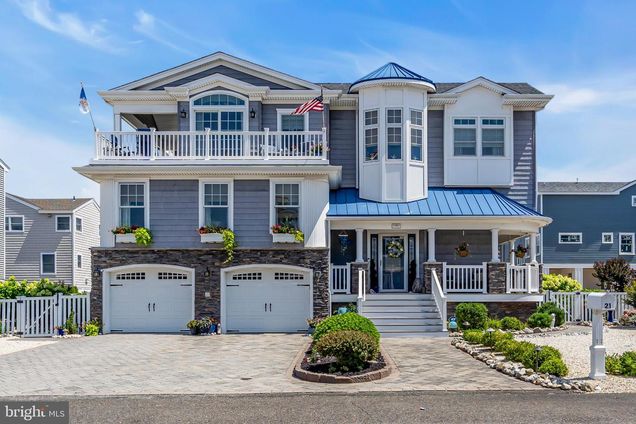 21 W Magnolia Avenue