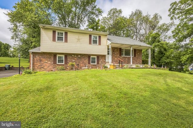 886 Sackettsford Road IVYLAND, PA House Active - Photo 1 of 30. Opens carousel modal