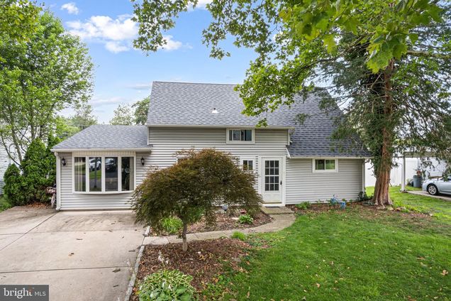 29 Crabtree Drive LEVITTOWN, PA House Active - Photo 1 of 30. Opens carousel modal