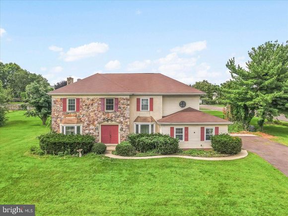 906 River View Circle