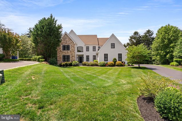 633 Edgewater Drive