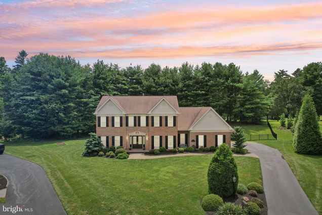 8 Heatherstone Way THORNTON, PA House Active - Photo 1 of 75. Opens carousel modal