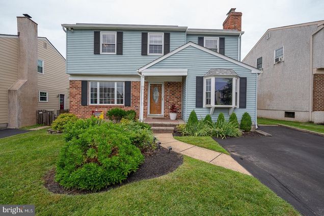 316 Greenbriar Lane HAVERTOWN, PA House Active - Photo 1 of 39. Opens carousel modal