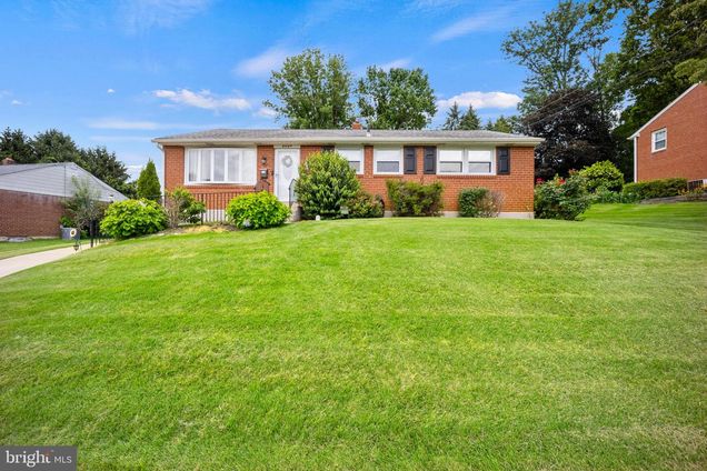 4947 Jackson Drive BROOKHAVEN, PA House Active - Photo 1 of 32. Opens carousel modal