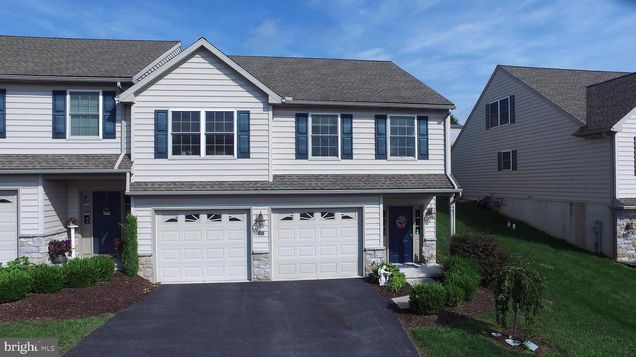 47 Woodsedge Drive ELIZABETHTOWN, PA Townhouse Active - Photo 1 of 40. Opens carousel modal