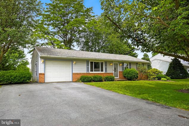 818 Lakeview Drive LANCASTER, PA House Active - Photo 1 of 32. Opens carousel modal