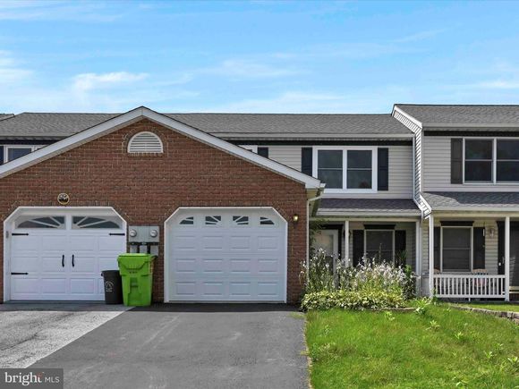 373 Acorn Circle LEBANON, PA Townhouse Active - Photo 1 of 29. Opens carousel modal