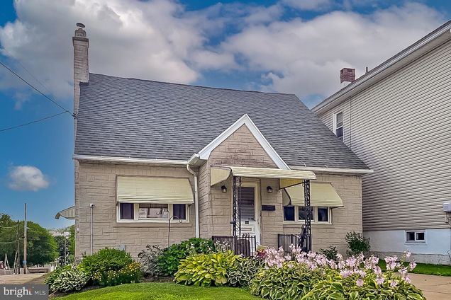 739 Grant Street HAZLETON, PA House Active - Photo 1 of 28. Opens carousel modal