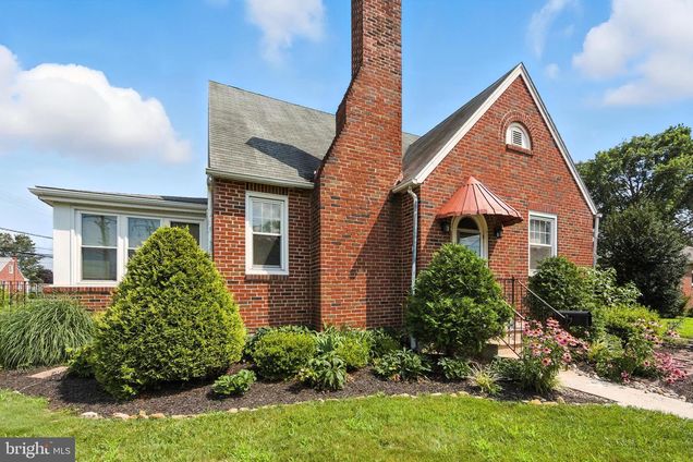 800 Willow Street POTTSTOWN, PA House Active - Photo 1 of 37. Opens carousel modal