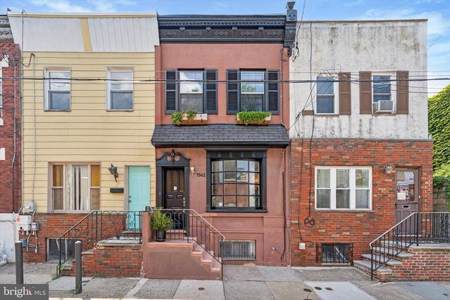 1542 Emily Street