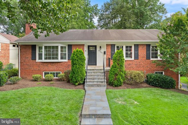 6754 26th Street N ARLINGTON, VA House Active - Photo 1 of 39. Opens carousel modal