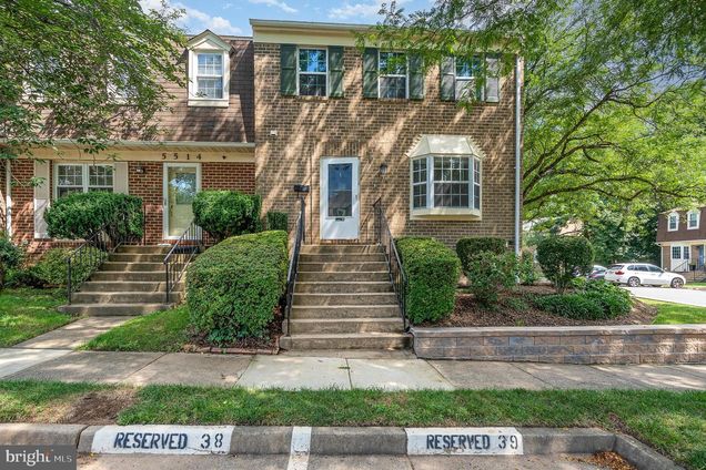 5516 Winford Court FAIRFAX, VA Townhouse Active - Photo 1 of 40. Opens carousel modal