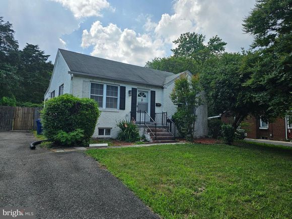 6422 Pickett Street ALEXANDRIA, VA House Active - Photo 1 of 14. Opens carousel modal