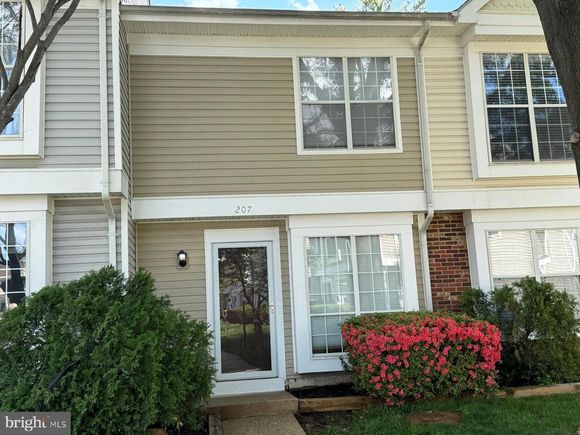 207 Saint Johns Square Unit 207