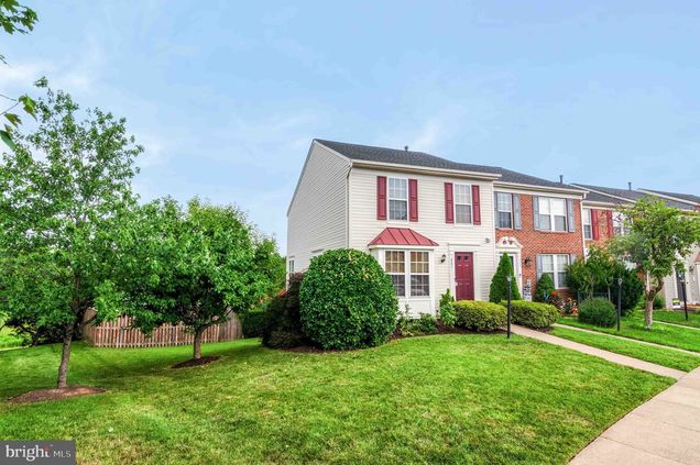 221 Shirley Square SE