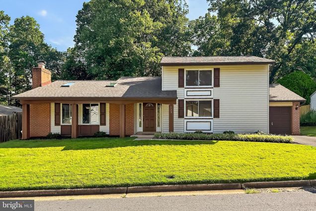 223 W Meadowland Lane