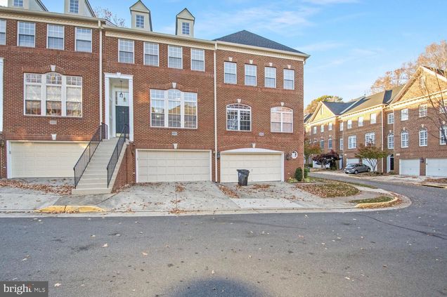 47825 Scotsborough POTOMAC FALLS, VA Condo Active - Photo 1 of 15. Opens carousel modal