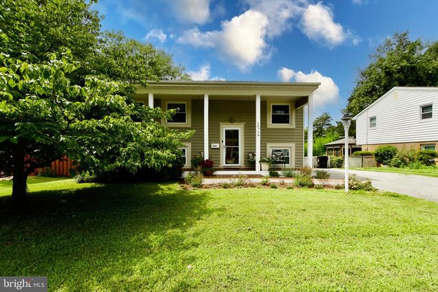 13716 Gran Deur Drive WOODBRIDGE, VA House Active - Photo 1 of 32. Opens carousel modal
