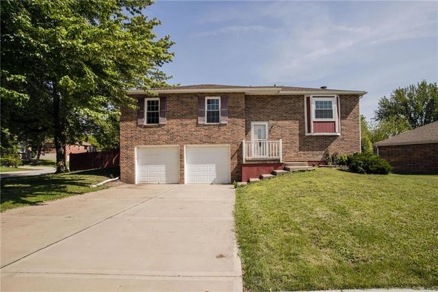820 NE Cambridge Drive Lee's Summit, MO House Sold - Photo 1 of 23. Opens carousel modal