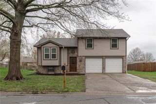 302 SE Flagstone Drive