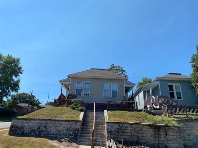 1702 Main St
