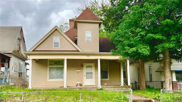 621 S 16th Street St Joseph, MO House Pending - Photo 1 of 8. Opens carousel modal