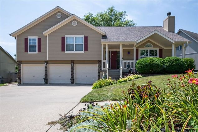 3616 Anchor Court Blue Springs, MO House Active - Photo 1 of 49. Opens carousel modal