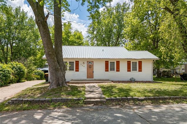906 W Pearl Street Savannah, MO House Active - Photo 1 of 18. Opens carousel modal