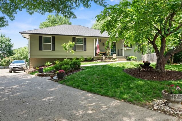 705 31st Court Blue Springs, MO House Pending - Photo 1 of 29. Opens carousel modal