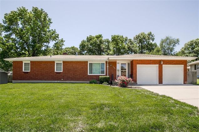1501 Osage Street Leavenworth, KS House Pending - Photo 1 of 36. Opens carousel modal