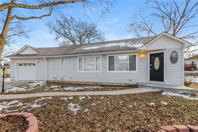 1507 Grand Avenue Leavenworth, MO House Active - Photo 1 of 16. Opens carousel modal