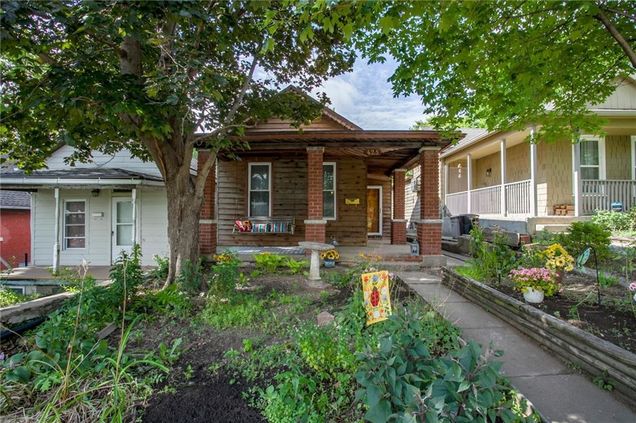 425 Ann Avenue Kansas City, KS House Pending - Photo 1 of 28. Opens carousel modal