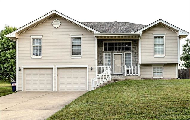 5200 N Pennsylvania Avenue Gladstone, MO House Active - Photo 1 of 15. Opens carousel modal