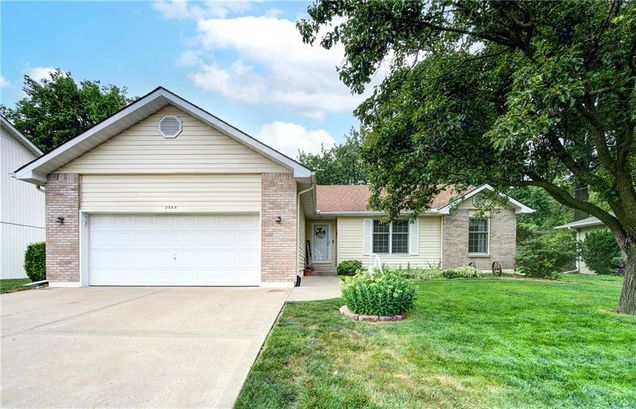 2548 Tamaqua Avenue Independence, MO House Active - Photo 1 of 32. Opens carousel modal