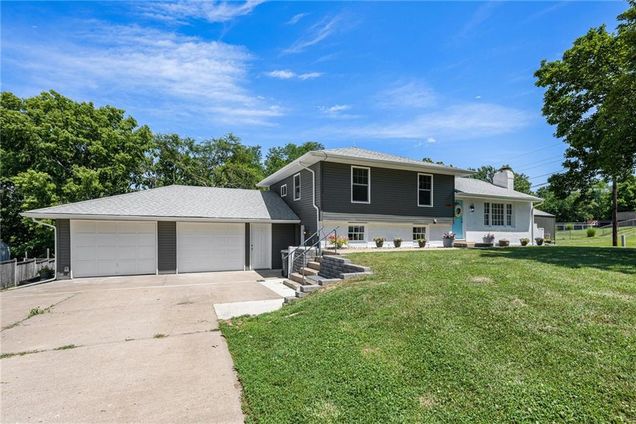 1806 E 125th Street Kansas City, MO House Active - Photo 1 of 26. Opens carousel modal