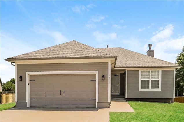 1801 Debrah Drive Kearney, MO House Active - Photo 1 of 17. Opens carousel modal